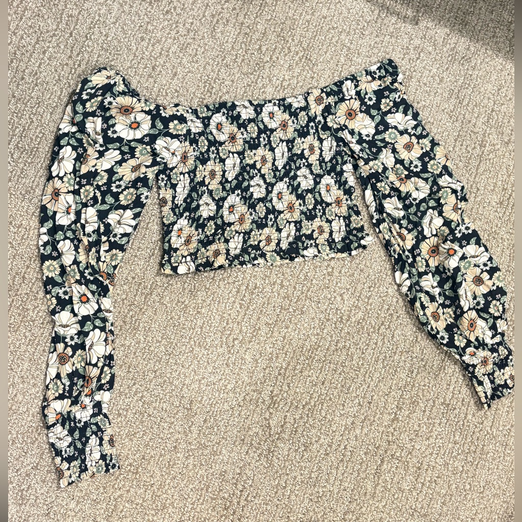 Nwt Daisy Floral Off-Shoulder Flowy Long Sleeve Crop Top 70’s — image 2 of 8